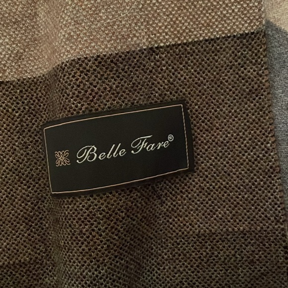 New Women’s cashmere blend cape with detachable fur collar. Belle Fare brand. - Picture 3 of 9